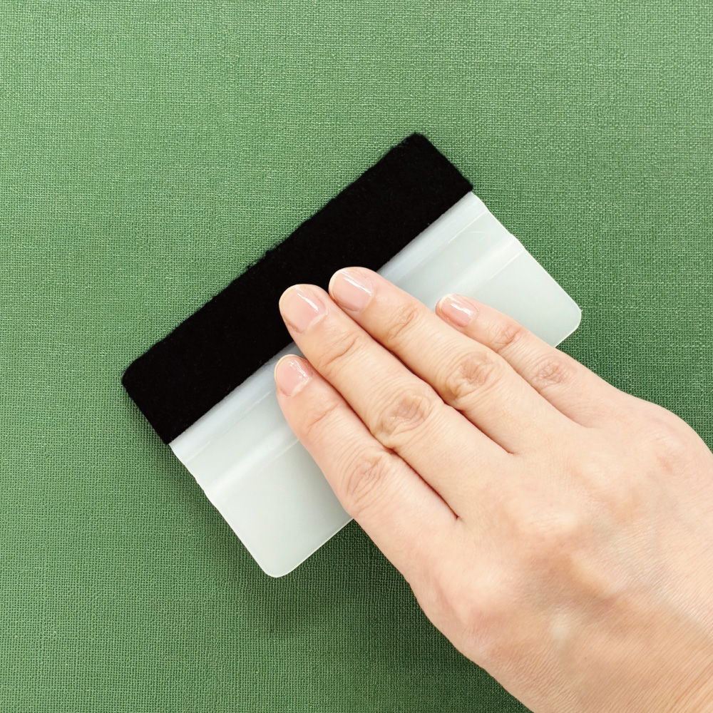 シール壁紙を貼るのに便利なフェルト付スキージはこちら